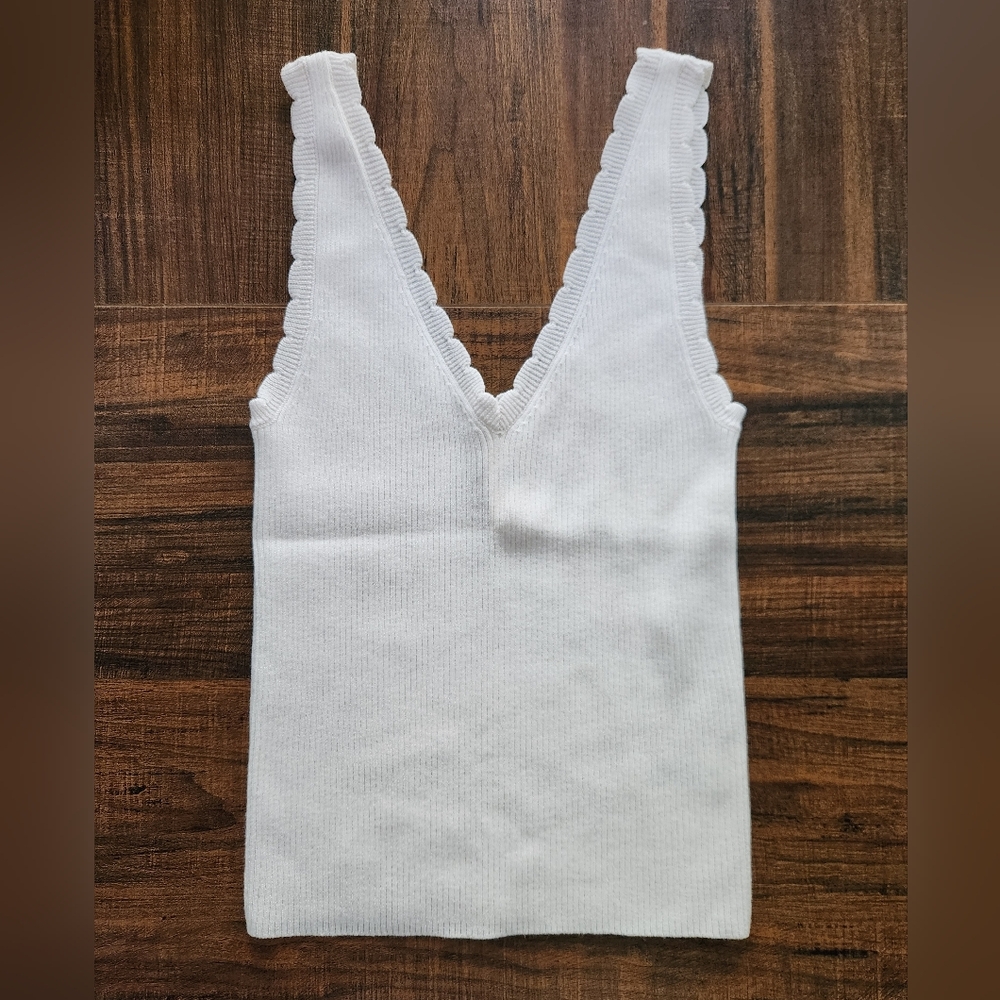 Aerie White Scalloped V-Neck Tank Top - Size Small